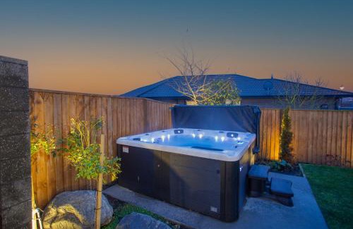 Prebbleton House | Luxury Spa, Outdoor Fireplace & Games Room - Sleeps 10, 18 mins from CHC Airport
