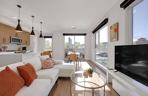 Uptown Apartment | Luxury Spacious Apt, Gym, Spa, Garage & DT Views