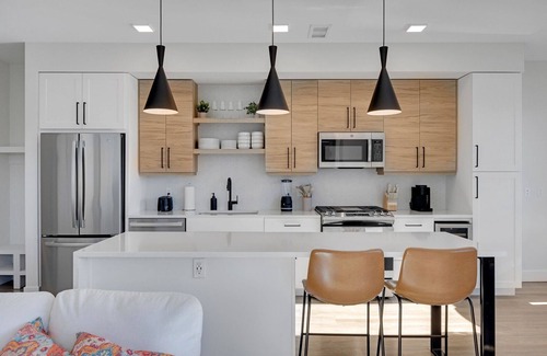 Uptown Apartment | Luxury Spacious Apt, Gym, Spa, Garage & DT Views