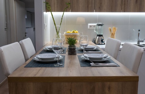 Dafni House | Luxury, Spacious, Cozy House, 5 mins walk to metro