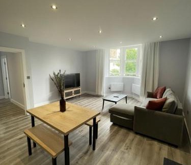 Abingdon Apartment | Luxury Square Flat - Luxury - En-Suites - 6 Guests