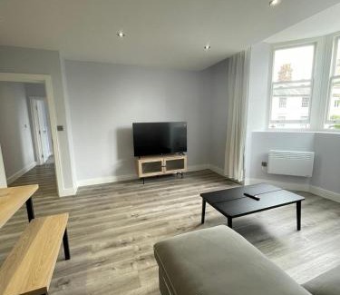 Abingdon Apartment | Luxury Square Flat - Luxury - En-Suites - 6 Guests