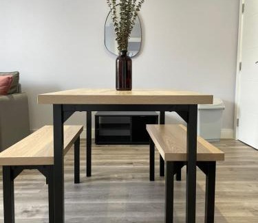 Abingdon Apartment | Luxury Square Flat - Luxury - En-Suites - 6 Guests