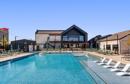 Pflugerville Apartment | Luxury Stay 1B 1B w Gym, Pool, Shops Nearby