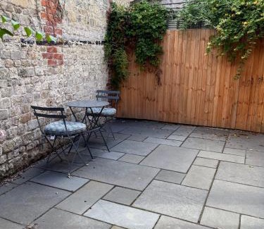 Warminster Apartment | Luxury stay Kings Annexe 5 minutes from Longleat