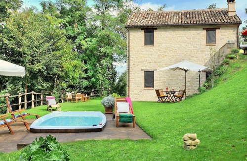 Monte San Martino Villa | Luxury Stay with Garden