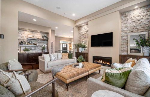 Elkhorn House | Luxury Stay with Golf Simulator and 3 King Bedrooms