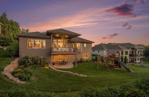 Elkhorn House | Luxury Stay with Golf Simulator and 3 King Bedrooms