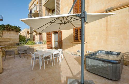 Ghajnsielem Apartment | Luxury Stay with Jacuzzi, BBQ and Huge Pool