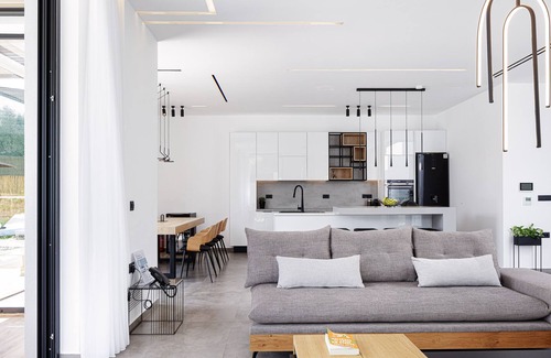 Pigi Villa | Luxury, Steps to Local Amenities w 4km to a Beach!