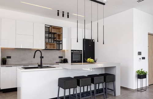 Pigi Villa | Luxury, Steps to Local Amenities w 4km to a Beach!