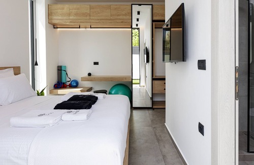 Pigi Villa | Luxury, Steps to Local Amenities w 4km to a Beach!