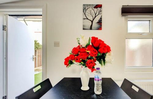 Little Holland Apartment | Luxury Studio Cabin - Central Location - Parking