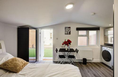 Little Holland Apartment | Luxury Studio Cabin - Central Location - Parking