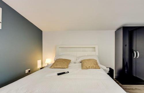 Little Holland Apartment | Luxury Studio Cabin - Central Location - Parking