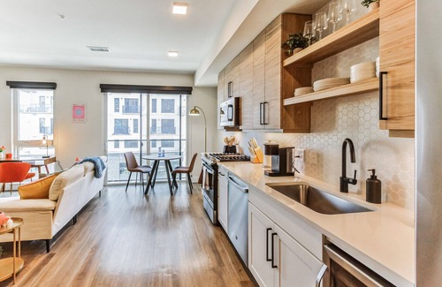 City Park West Apartment | Luxury Studio, Gym, Spa, Garage Parking, Safe 313