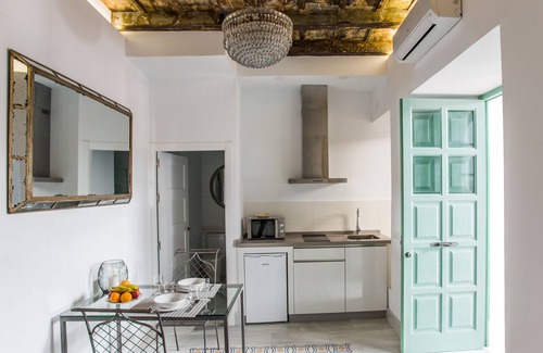 La Catedral Apartment | Luxury studio near Mosque Cathedral with wonderful courtyard in a