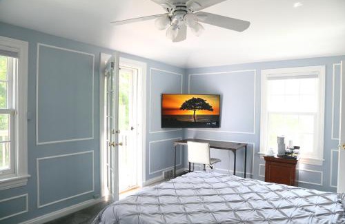 Highland Park House | Luxury Suite at Private Beach North Shore Residence