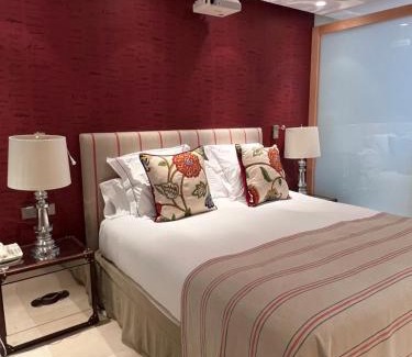 Golden Mile Apartment | Luxury Suite in Puente-Romano