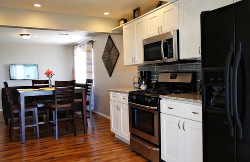 Northwest Colorado Springs Apartment | Luxury suite with kitchen, trails and lovely view