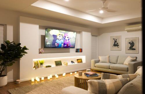 Trinity Park House | Luxury Sunny Oasis with Pool, SUV Hire, Near Marina