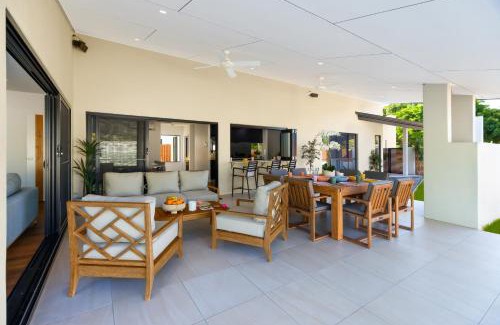 Trinity Park House | Luxury Sunny Oasis with Pool, SUV Hire, Near Marina