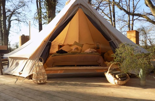 Salles-en-Toulon RV Rental | Luxury tent with private spa Copa cabanes 1 pond view