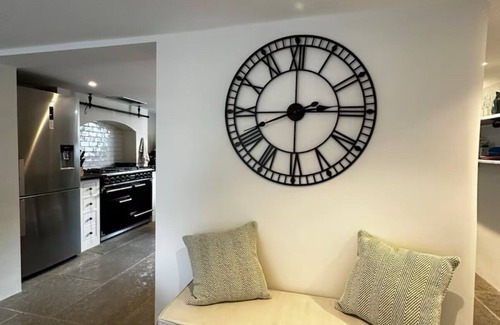 Whitnash House | Luxury Townhose Royal Leamington Spa.nSuperking BedsnLog Burner nWiFi - Sky TV