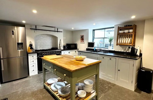 Whitnash House | Luxury Townhose Royal Leamington Spa.nSuperking BedsnLog Burner nWiFi - Sky TV