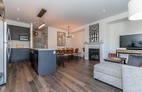 The Blue Mountains House | Luxury Townhome - Outdoor Pool/Shuttle to Blue