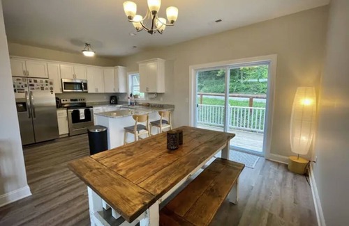 Morgantown House | Luxury Townhome 5min from Stadium and hospitals, 7min to downtown!