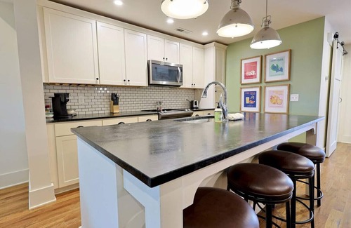 Downtown Knoxville Apartment | Luxury Townhome Walkable to Old City & DT Knox
