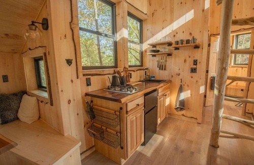 Moscow Cabin | Luxury Treehouse central Stowe/Waterbury. Borders State park. Walk to the Lake!