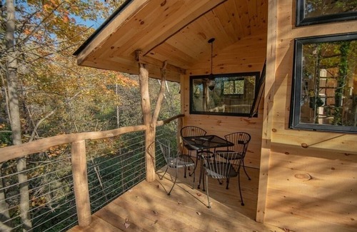 Moscow Cabin | Luxury Treehouse central Stowe/Waterbury. Borders State park. Walk to the Lake!