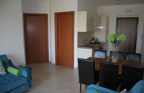 Marina di Caulonia Apartment | Luxury two bedroom two balcony holiday apartment 5 minutes from beach sleeps 6