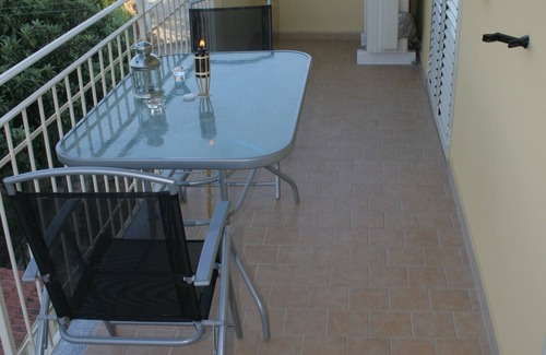 Marina di Caulonia Apartment | Luxury two bedroom two balcony holiday apartment 5 minutes from beach sleeps 6
