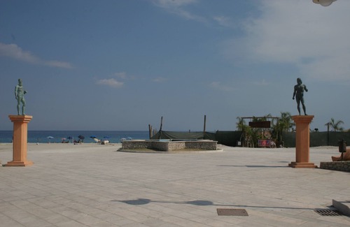 Marina di Caulonia Apartment | Luxury two bedroom two balcony holiday apartment 5 minutes from beach sleeps 6