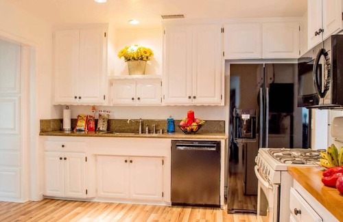 Sherwood Forest and Thistle Development House | 🌻🎈Luxury vacation home 8 minutes to Disneyland & Knott’s Berry farm✨5Br/2Ba☀️