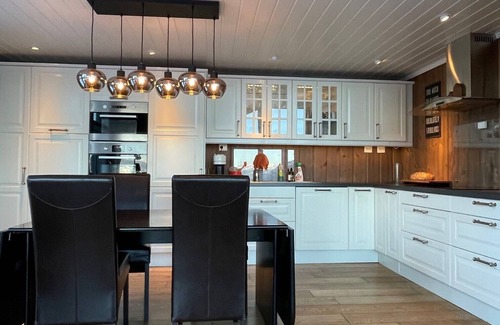 Kvinnherad House | Luxury vacation home in Norway on the fjord, incl. 9.9 hp motorboat, 4 bedrooms!