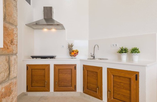 Gornji Kono Apartment | Luxury Vacation Spot with Large Terrace And Garden