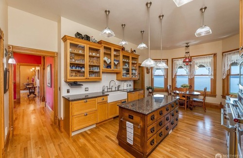 Tulalip House | Luxury Victoria Home Bayfront w/Private Beach in the Heart of the City!