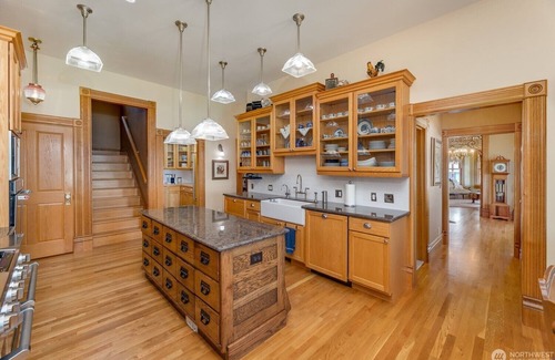 Tulalip House | Luxury Victoria Home Bayfront w/Private Beach in the Heart of the City!