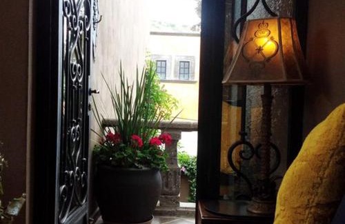 San Miguel de Allende House | Luxury Villa Retreat - 8 Bedrooms - Sleeps 20