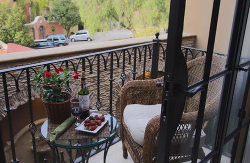 San Miguel de Allende House | Luxury Villa Retreat - 8 Bedrooms - Sleeps 20