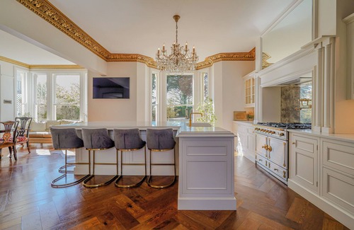 Nottingham City Centre House | Luxury Villa - City Centre - Sleeps 13 - Parking