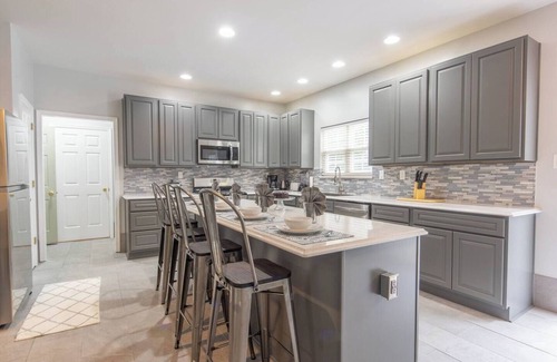 East Stroudsburg House | Luxury Villa-Hot Tub-Fire Pit-King Bed Suite-Privately Fenced Yard