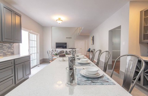 East Stroudsburg House | Luxury Villa-Hot Tub-Fire Pit-King Bed Suite-Privately Fenced Yard