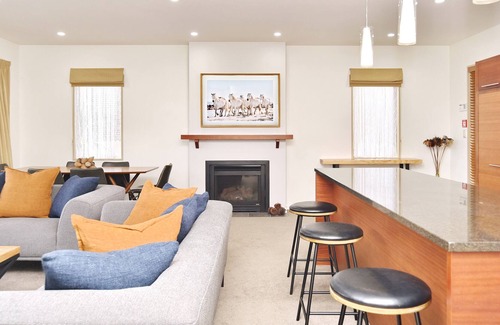 Windwhistle Apartment | Luxury Villa in the Terrace Downs Resort Area