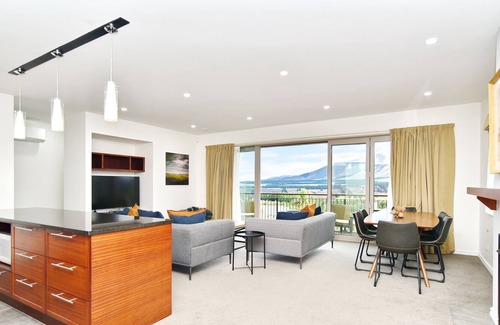 Windwhistle Apartment | Luxury Villa in the Terrace Downs Resort Area