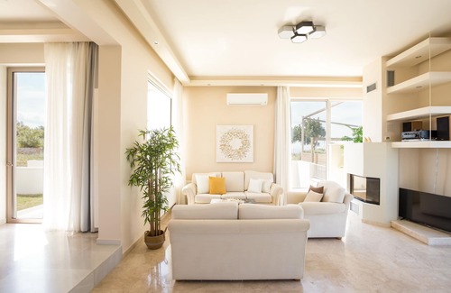 Tria Monastiria Villa | Luxury Villa w/ Heated Pool, Childrens fenced Area, 2 km to the Beach & the Town
